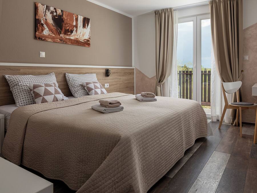 Chambre supérieure double (Villa Dora) | Lit avec matelas à plateau-coussin, bureau