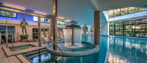 Inomhuspool och utomhuspool