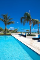 2 piscinas al aire libre, sombrillas, sillones reclinables de piscina