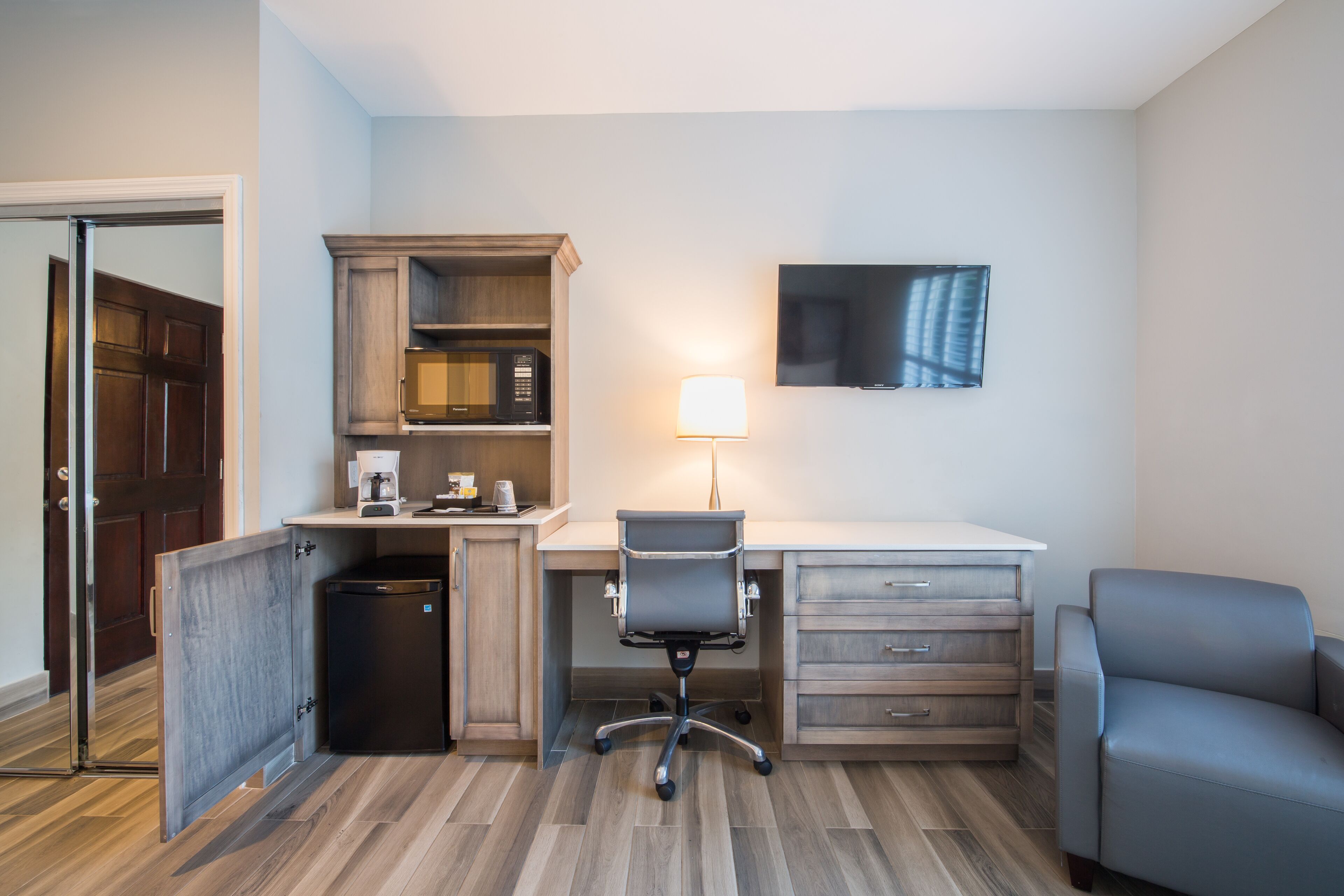 microwave, coffee/tea maker, electric kettle