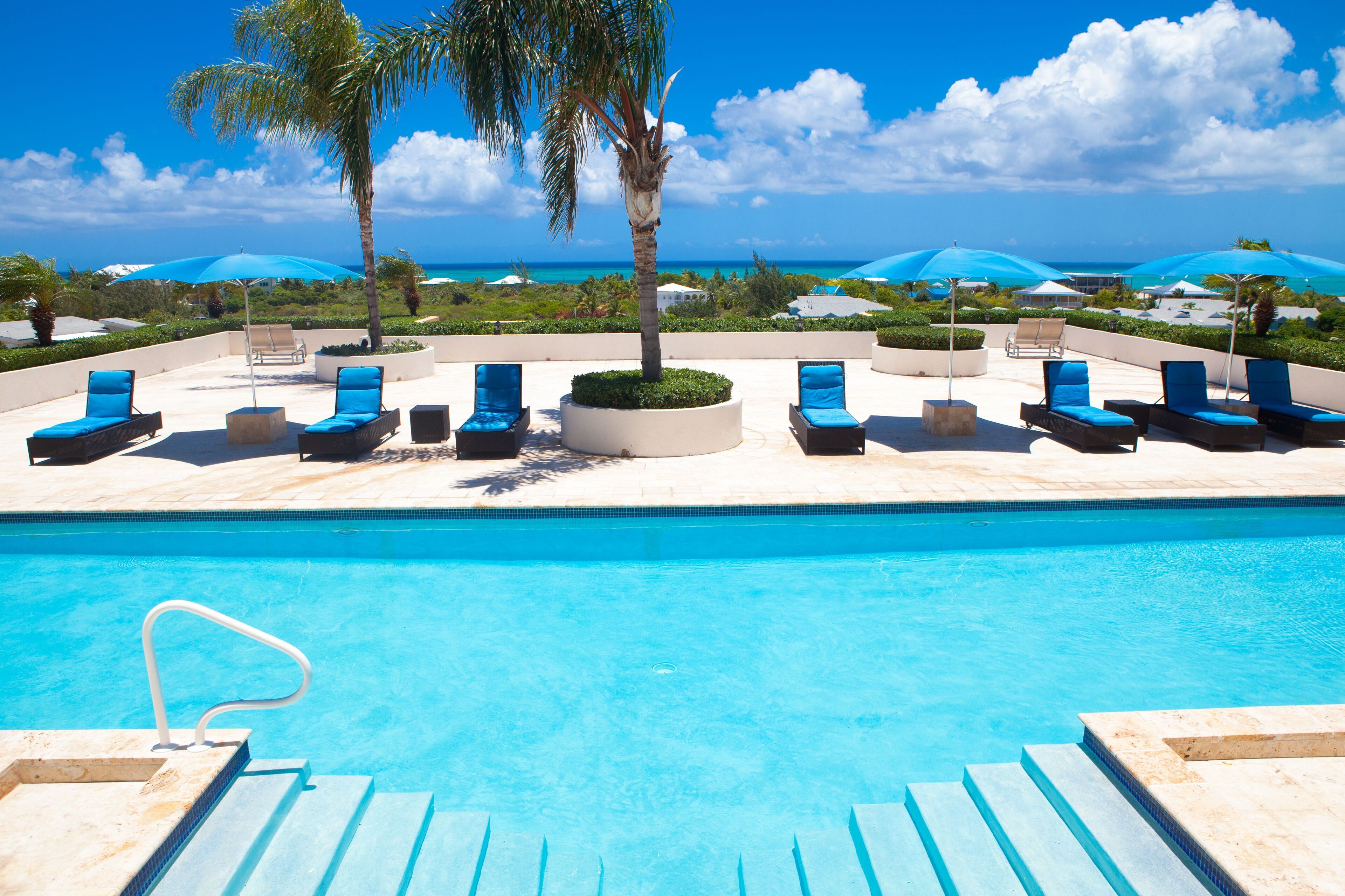 2 albercas al aire libre, sombrillas en la alberca y camastros 