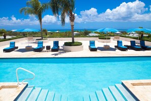 2 outdoor pools, pool umbrellas, pool loungers - Hotel La Vista Azul (Providenciales)