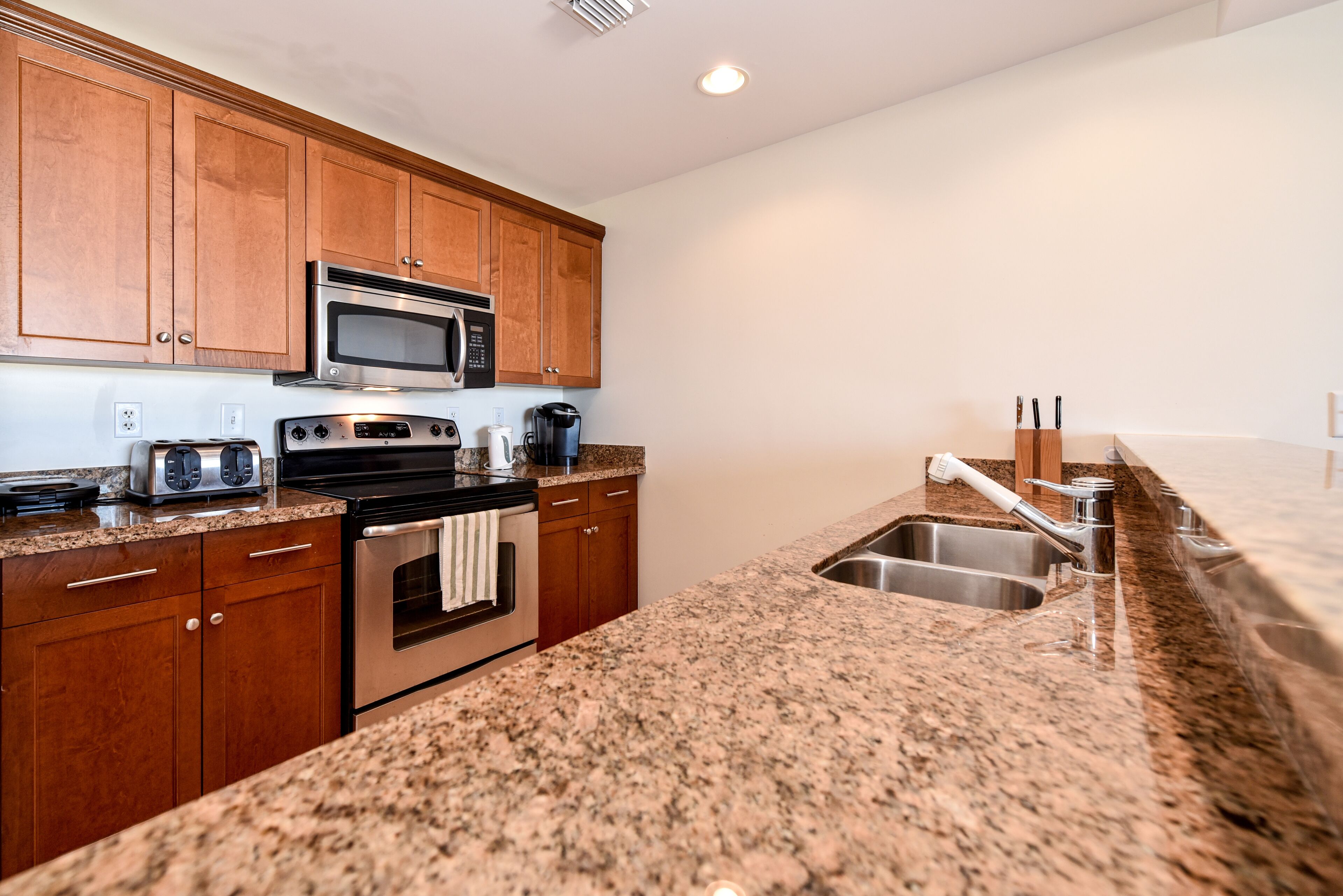 microwave, coffee/tea maker, electric kettle