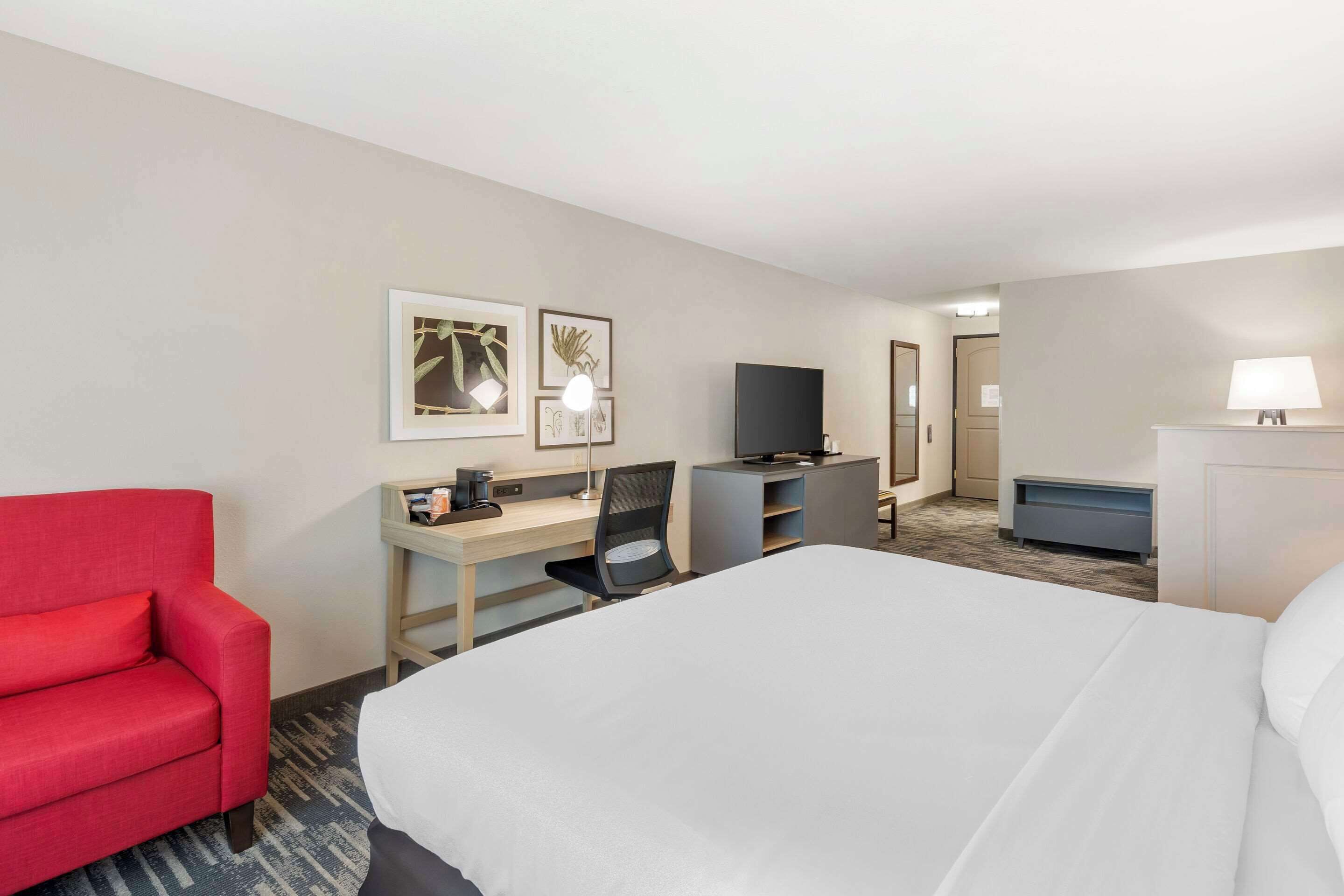 studio suite, 1 king bed, non smoking | 1 bedroom, premium bedding, pillow-top beds, in-room safe