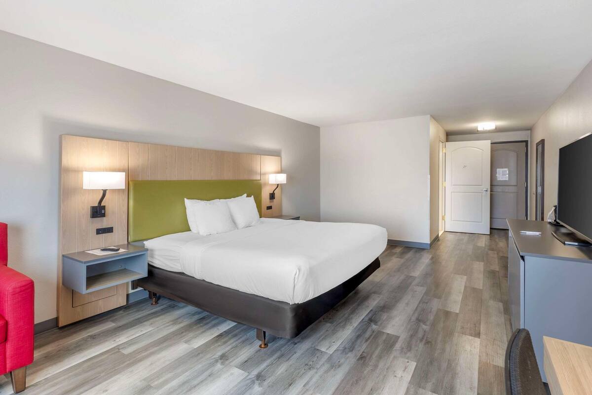 Premium bedding, pillowtop beds, in-room safe, desk
