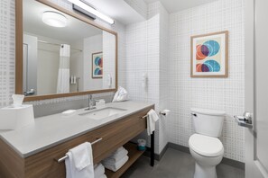 Two queen | Bathroom - Hampton Inn & Suites New Castle (New Castle)
