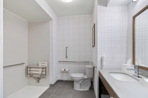 Habitación, 1 cama King size, con acceso para personas discapacitadas | Baño | Secadora de cabello y toallas 