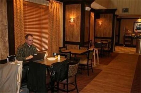 Dining - Hampton Inn & Suites New Castle (New Castle)