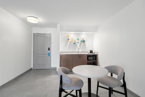Two queen studio sofabed | Private kitchen | Fridge, microwave, coffee/tea maker - Hampton Inn & Suites New Castle (New Castle)