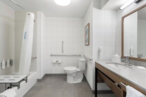 Habitación, 2 camas Queen size, con acceso para personas discapacitadas, para no fumadores | Baño | Secadora de cabello y toallas 