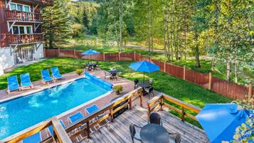 Utomhuspool, parasoller och solstolar