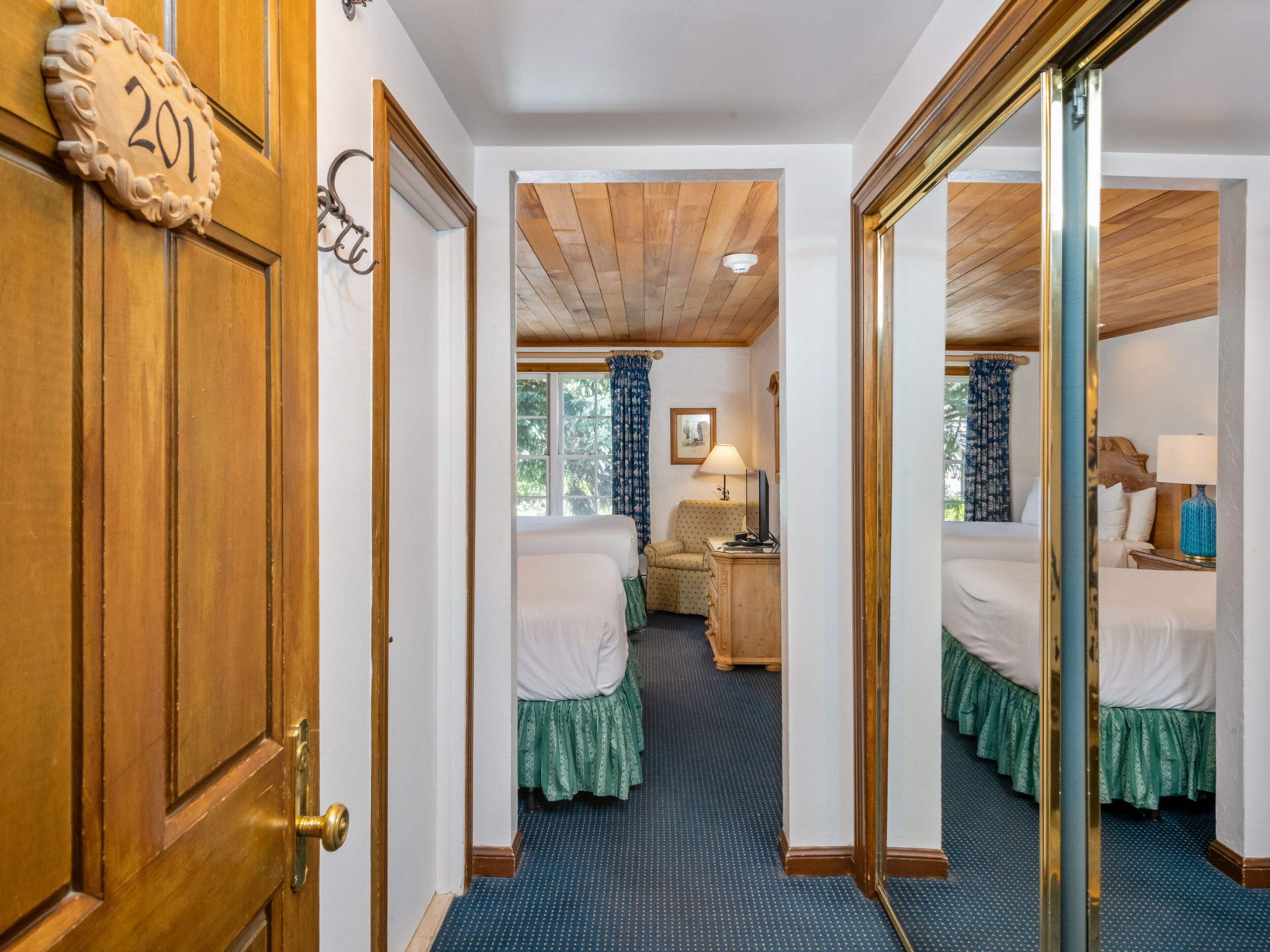 2 Queen Beds | セーフティボックス (室内)、客室ごとに異なる装飾、客室ごとに異なるインテリア、WiFi (無料)