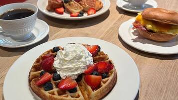 Se ofrece un desayuno a la carta todos los días (por un coste adicional)