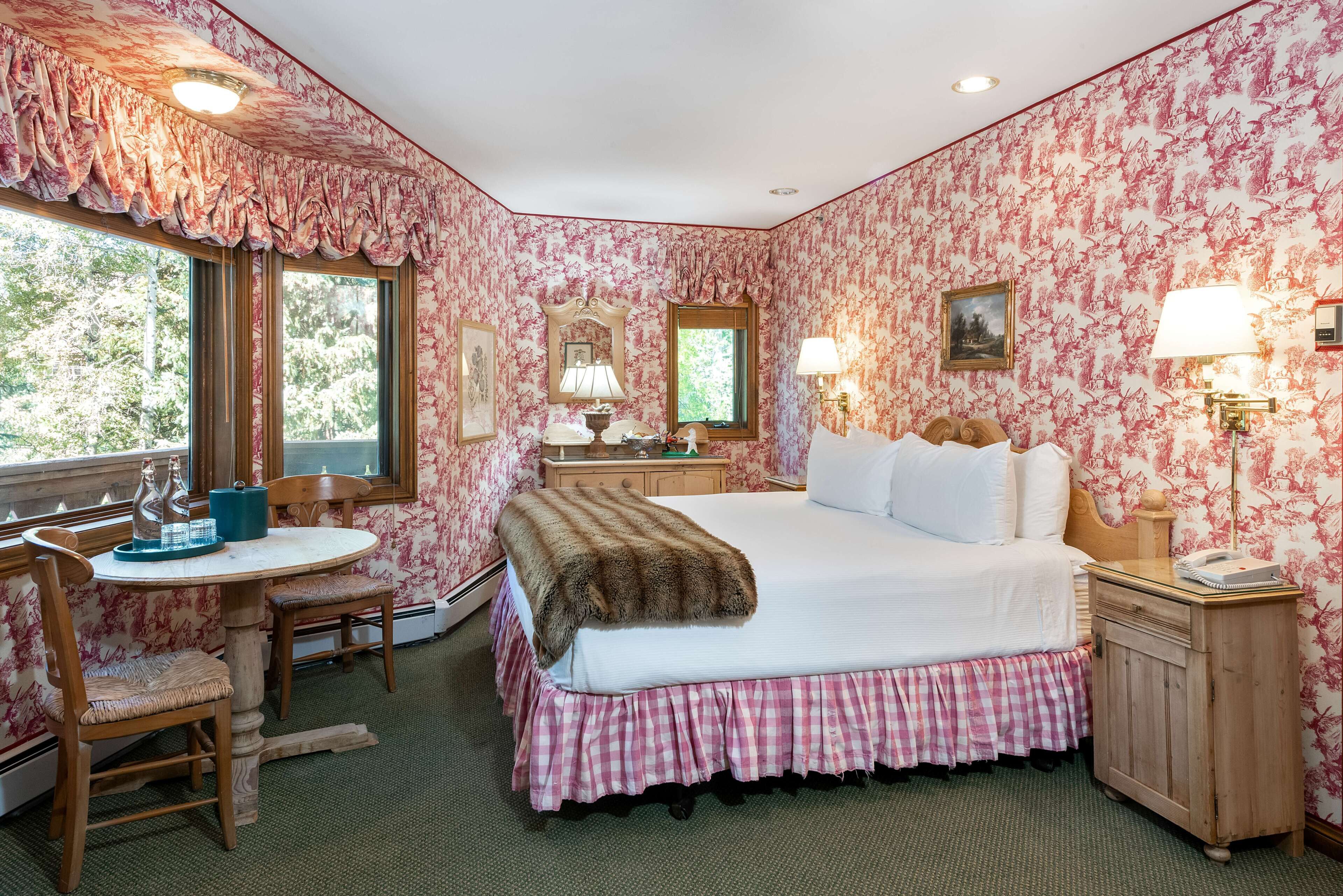 Quarto, lareira (Mountain View Suite with fireplace) | Cofres nos quartos, individualmente decorados