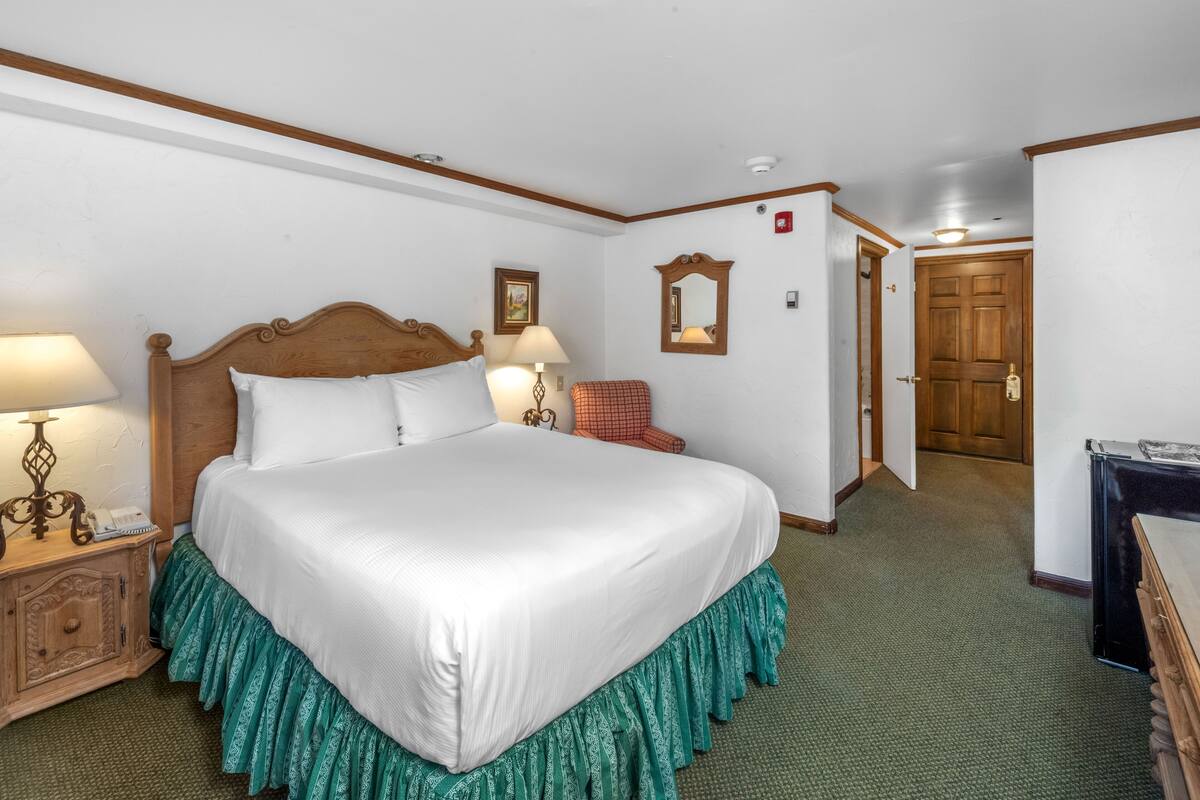 Room (Garden Level Queen Room) | In-room safe, WiFi (free), alarm clocks, individually decorated