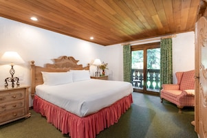 Quarto, sacada, vista para a montanha (Mountain View King with Balcony) | Cofres nos quartos, individualmente decorados