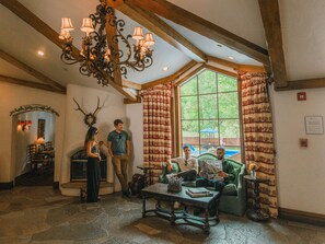 Lobby sitting area - Christiania Lodge (Vail)