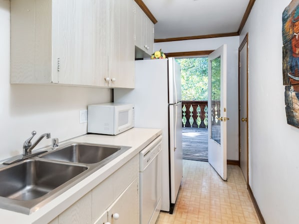 Fridge, coffee/tea maker