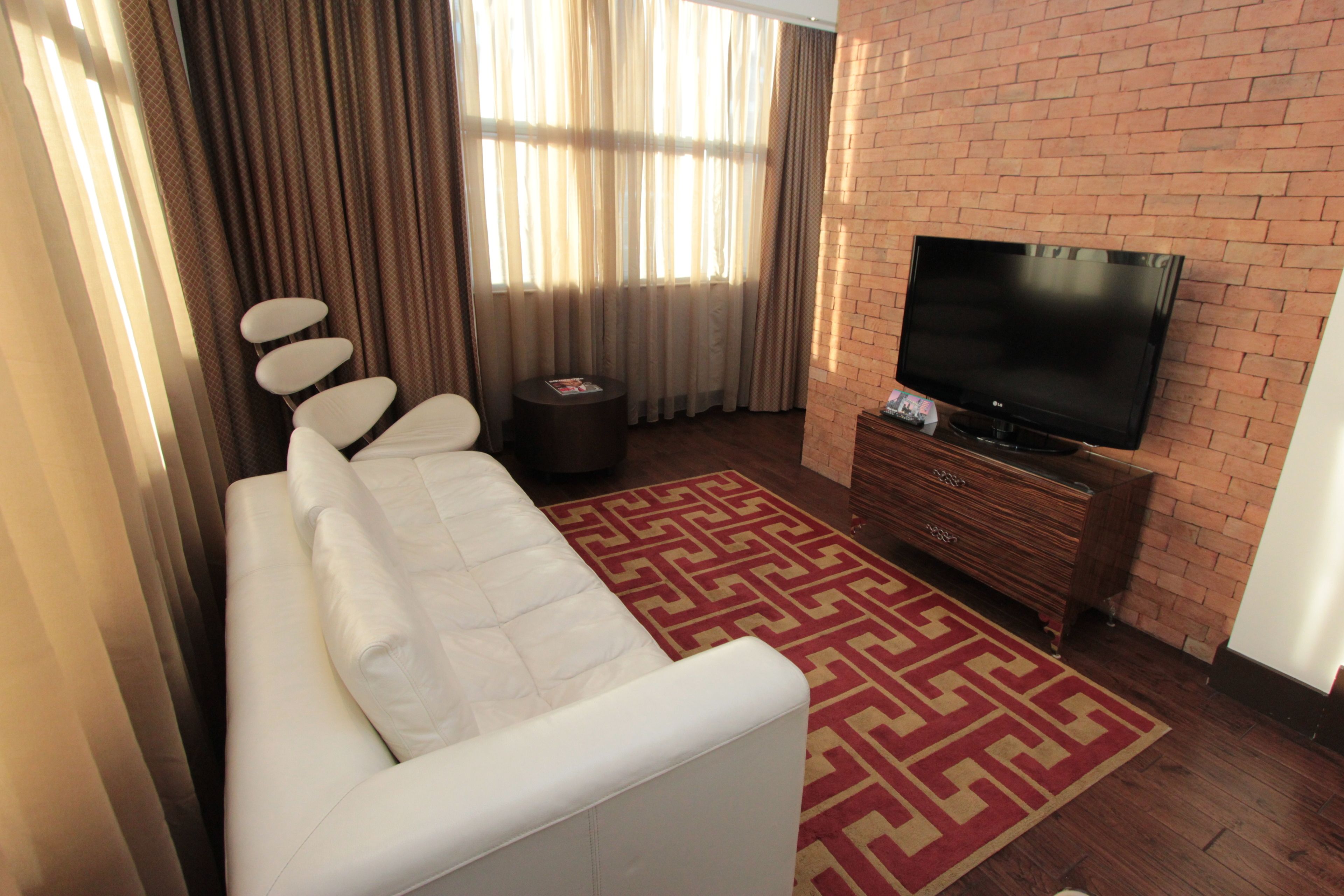 suite, 1 bedroom, non smoking | living area | 32-inch lcd tv with cable channels, tv