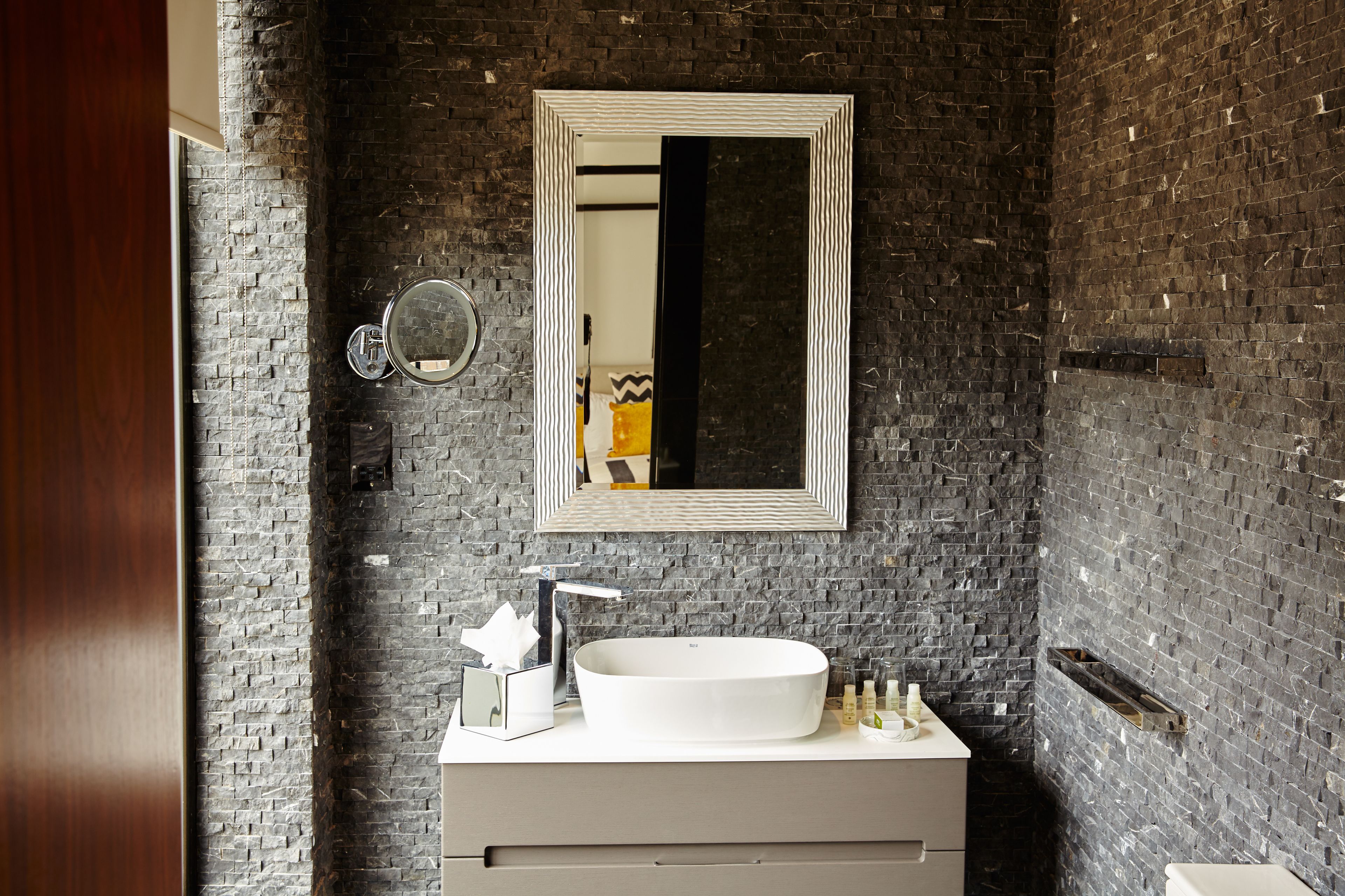 standard room, 1 king bed, city view | 1 bedroom, minibar, in-room safe, individually decorated