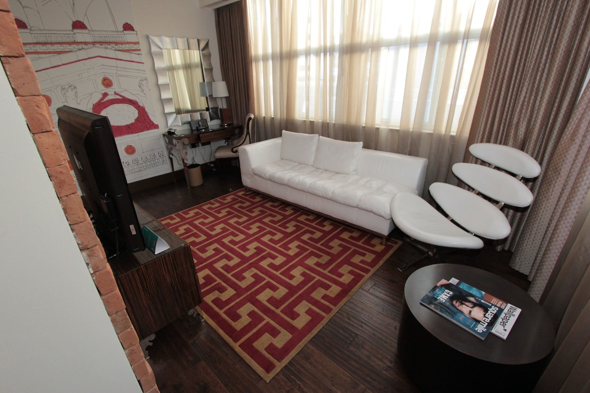 Suite, 1 habitación, vista a la ciudad | Minibar, caja de seguridad en la habitación y escritorio