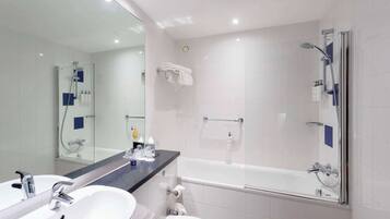 Quarto standard | Banheiro | Chuveiro, produtos de toalete grátis, secador de cabelo, chinelos