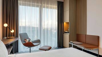 Premium-sengetøj, senge med topmadrasser, pengeskab på værelset