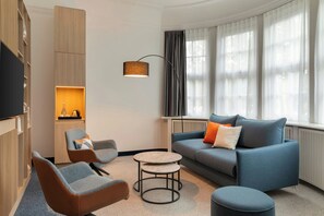 Suite, 1 habitación, vistas a la ciudad | Zona de estar | Una Smart TV, Netflix, películas de pago