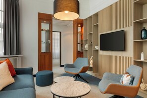 Suite, 1 habitación, vistas a la ciudad | Ropa de cama de alta calidad y colchones con acolchado adicional