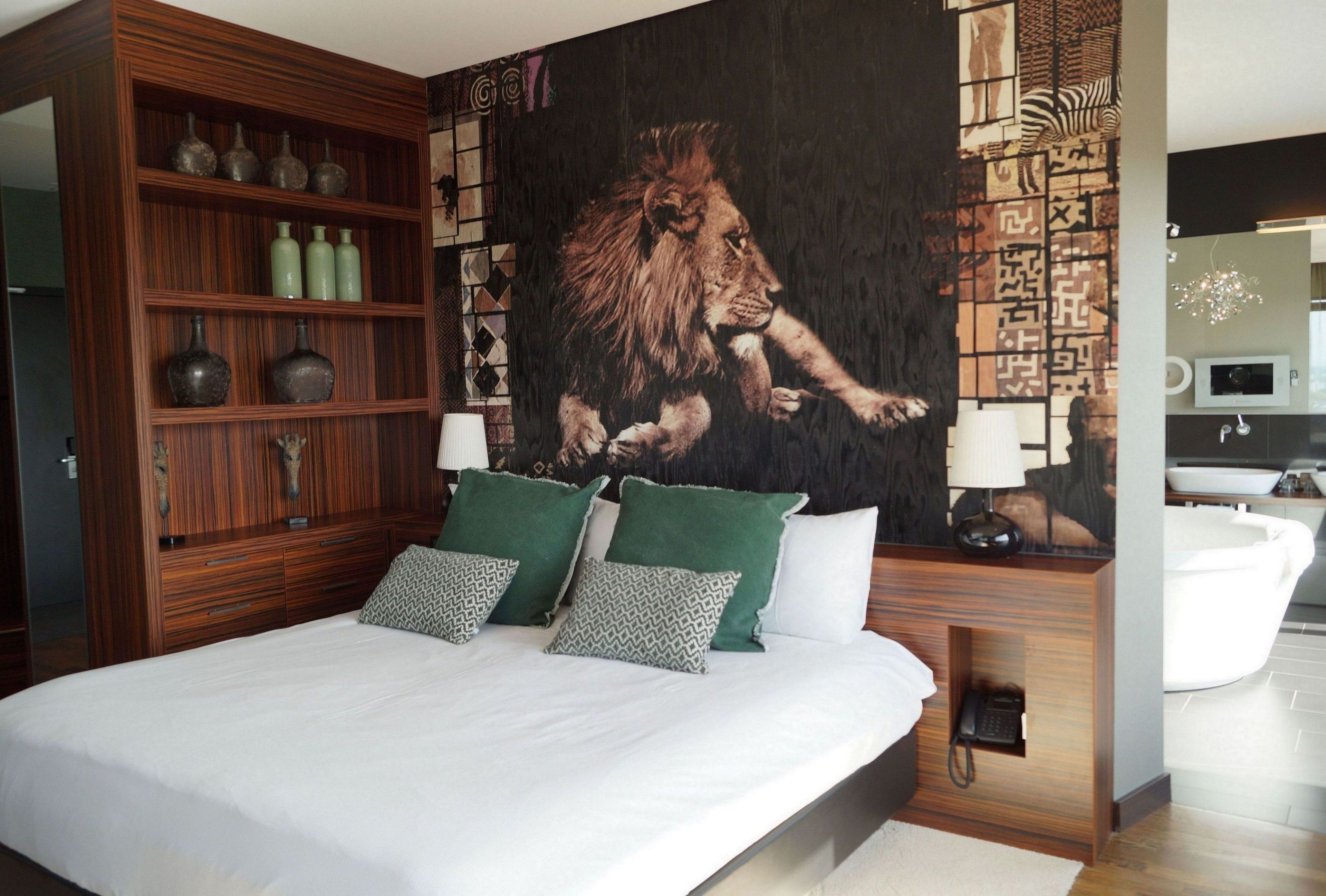 Una camera da letto con un letto grande, un armadio in legno e un affresco raffigurante un leone.