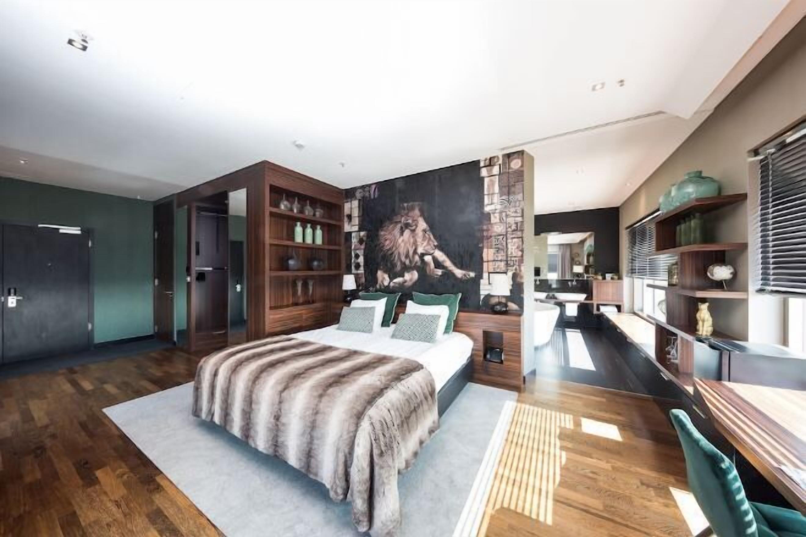 Ropa de cama hipoalergénica y caja de seguridad en la habitación 