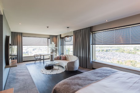 Suite, Jetted Tub | 1 bedroom, hypo-allergenic bedding, in-room safe, desk