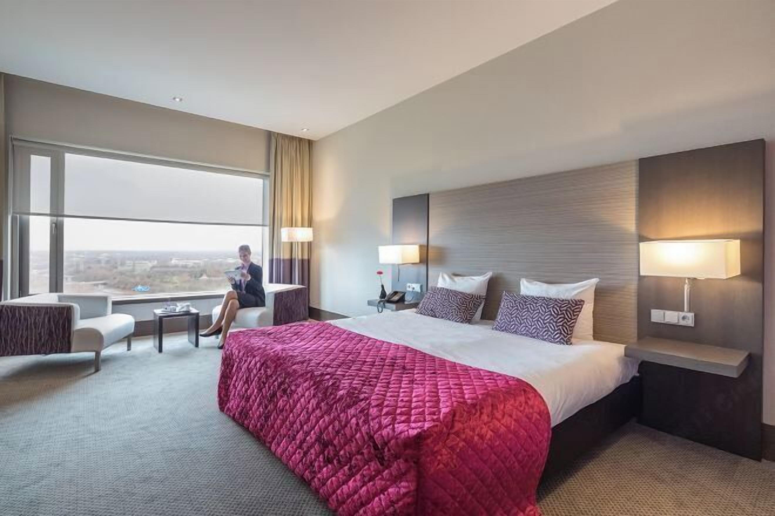 Ropa de cama hipoalergénica y caja de seguridad en la habitación 