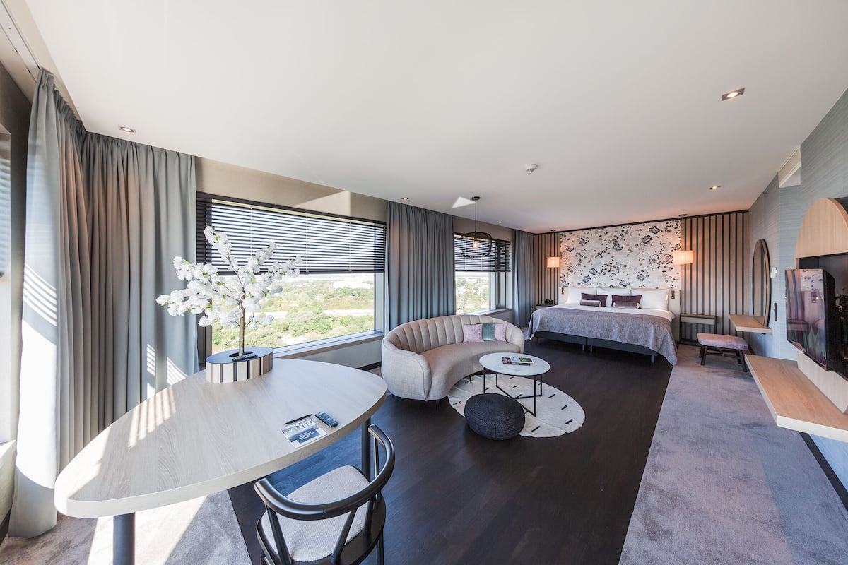 suite, jetted tub | 1 bedroom, hypo-allergenic bedding, in-room safe, desk