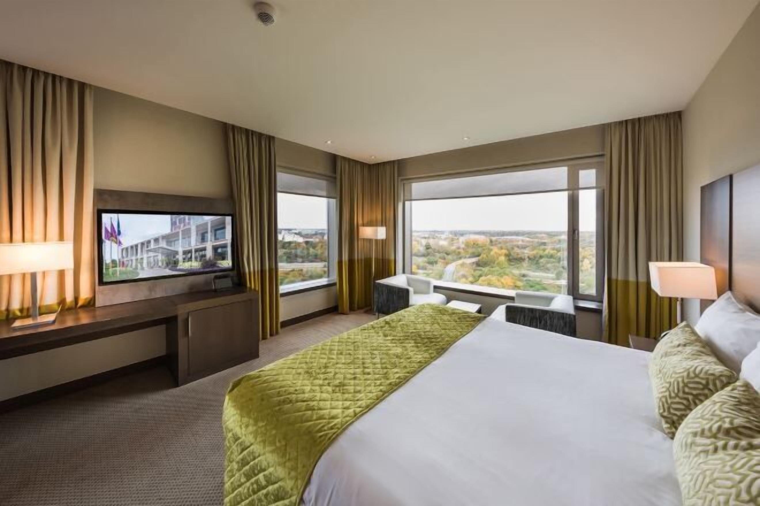 Ropa de cama hipoalergénica y caja de seguridad en la habitación 