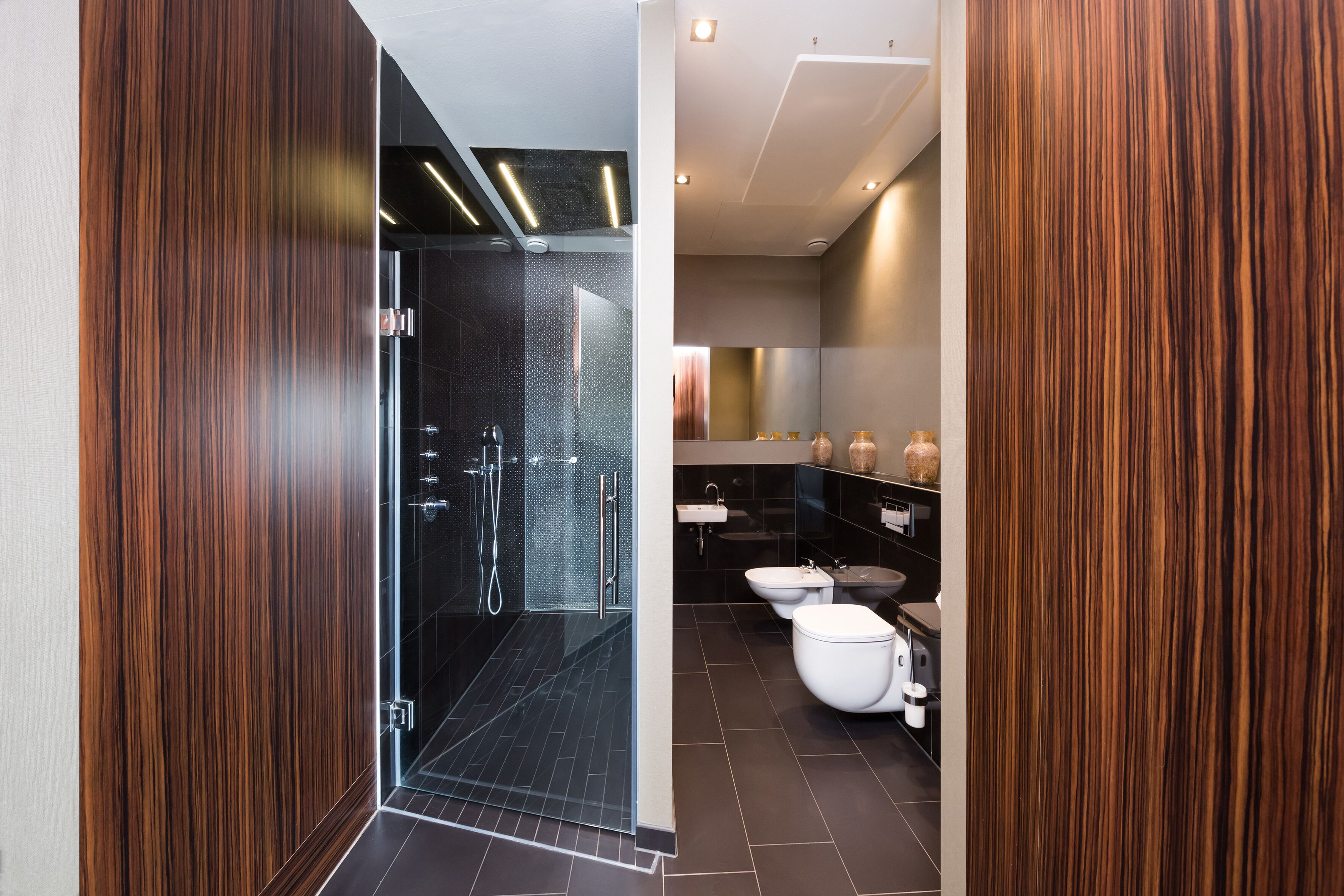 Design Suite, Jetted Tub (Panorama view) | Bathroom | Separate tub and shower, rainfall showerhead, free toiletries