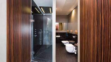 Design Suite, Jetted Tub (Panorama view) | Bathroom | Separate tub and shower, rainfall showerhead, free toiletries