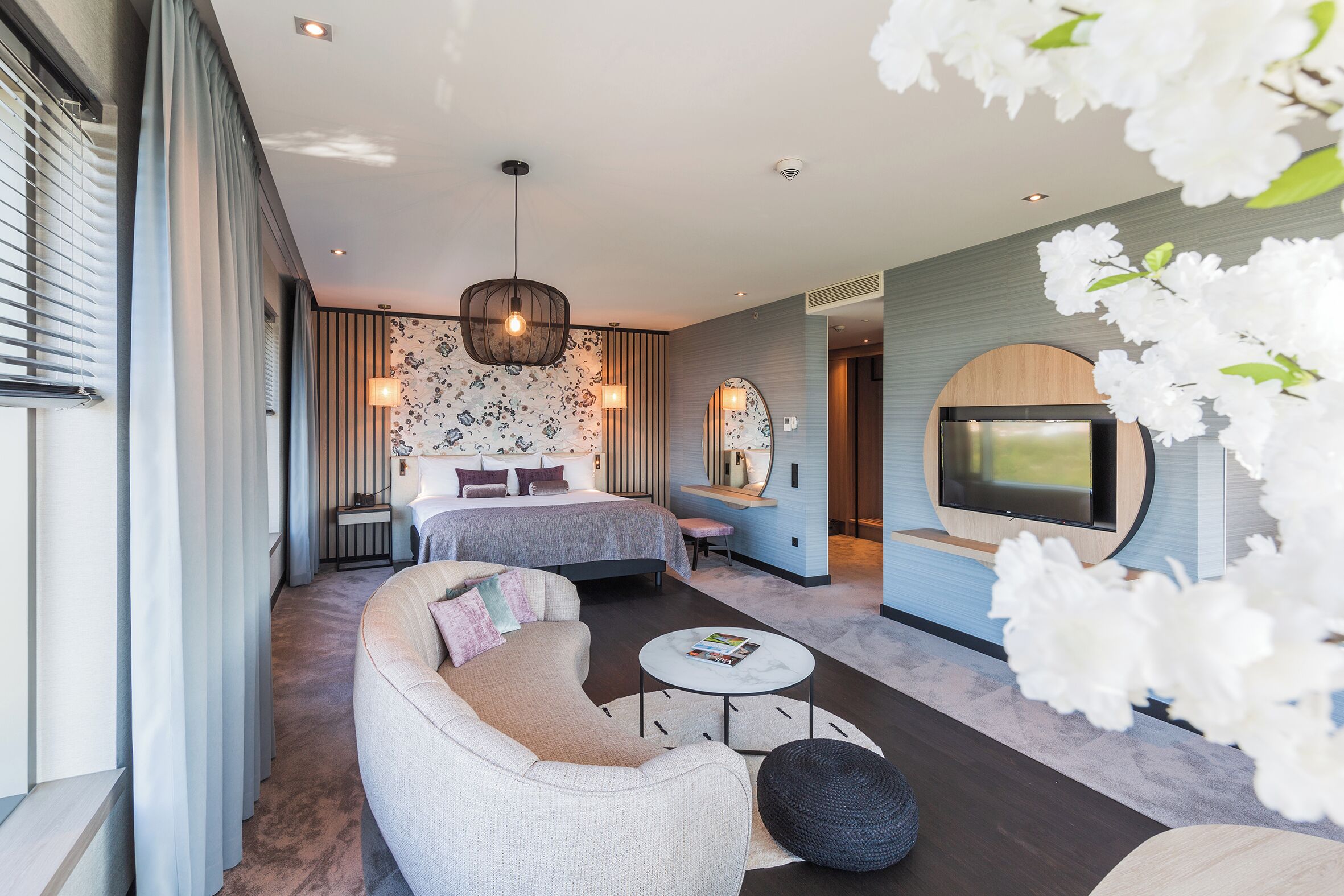 Suite, banyera d&#x27;hidromassatge | Roba de llit hipoal·lergògena, caixa forta a l&#x27;habitació i escriptori 