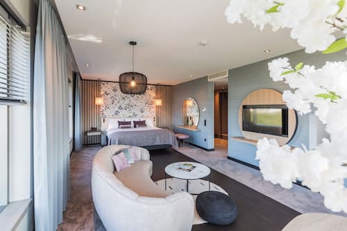 Suite, Jetted Tub | Hypo-allergenic bedding, in-room safe, desk, laptop workspace