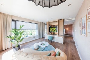 Suite, bain à remous | Coin séjour