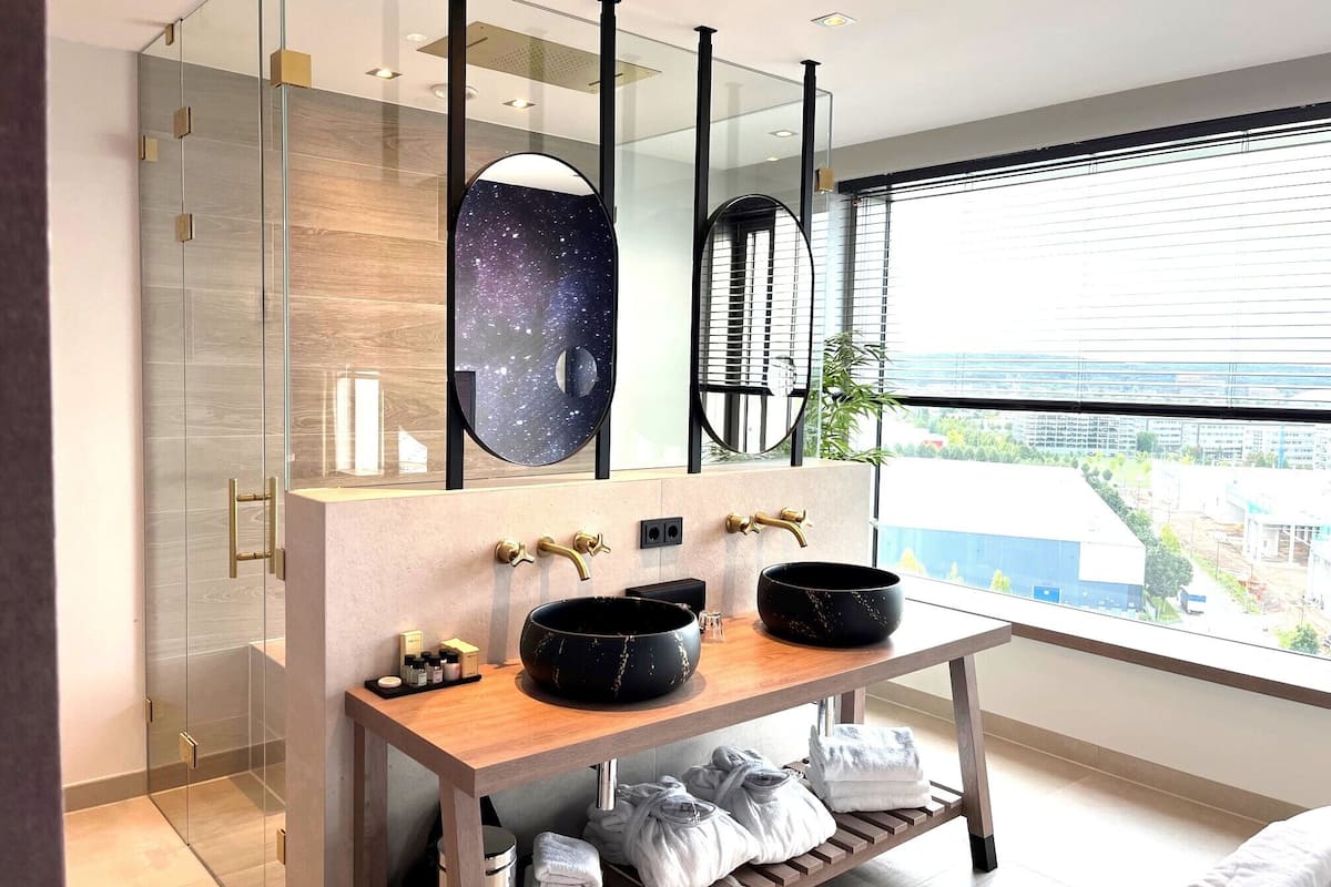 suite, jetted tub | bathroom | separate bathtub and shower, rainfall showerhead, free toiletries