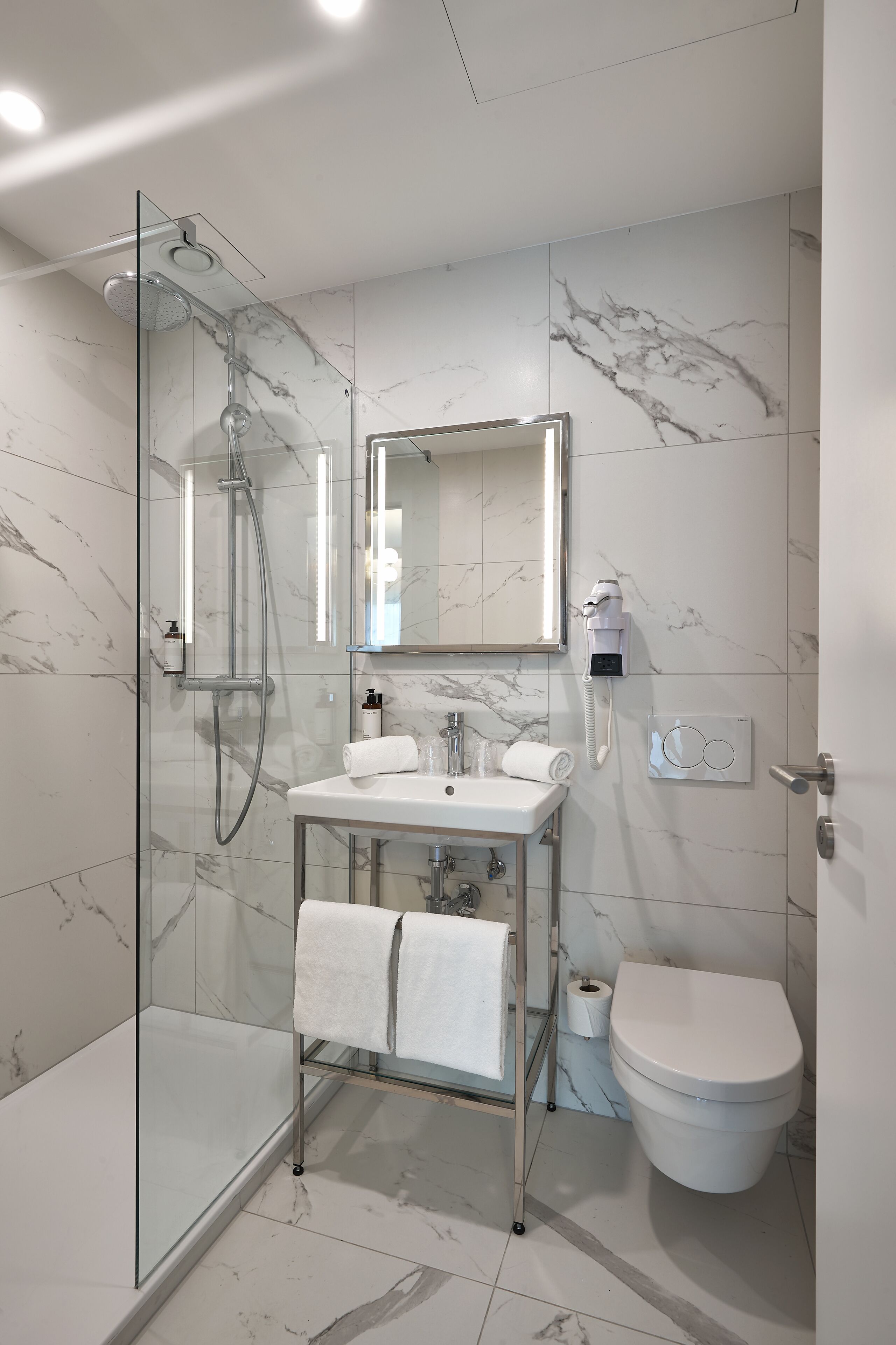 triple room | bathroom | free toiletries, hair dryer, towels