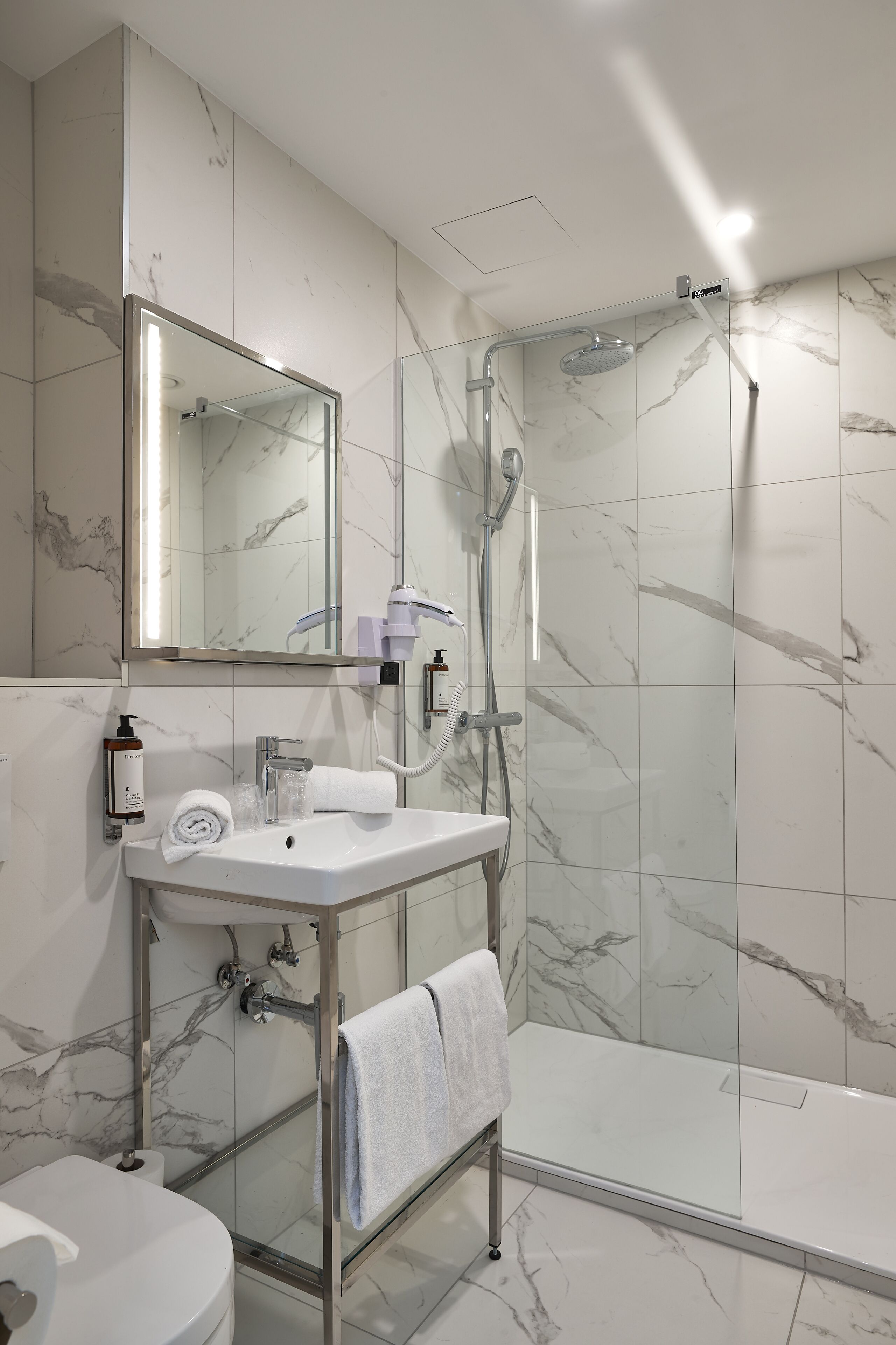 standard room | bathroom | free toiletries, hair dryer, towels