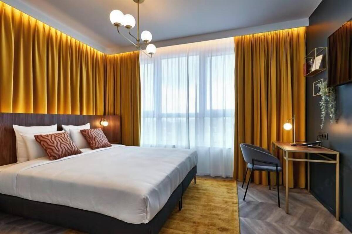 In-room safe, desk, soundproofing, WiFi (free)