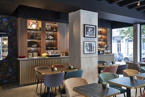 Café da manhã com buffet todos os dias (EUR 18 por pessoa)