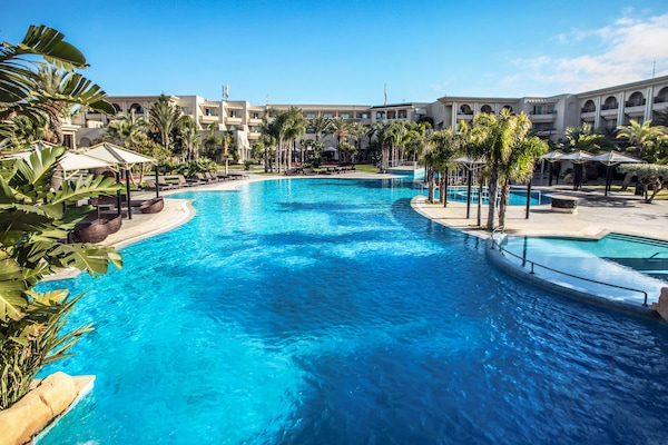 Sisäuima-allas, ulkouima-allas, aurinkovarjoja