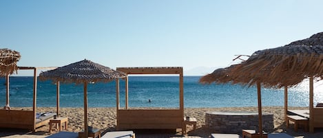 Frukost och lunch serveras, med utsikt mot stranden 