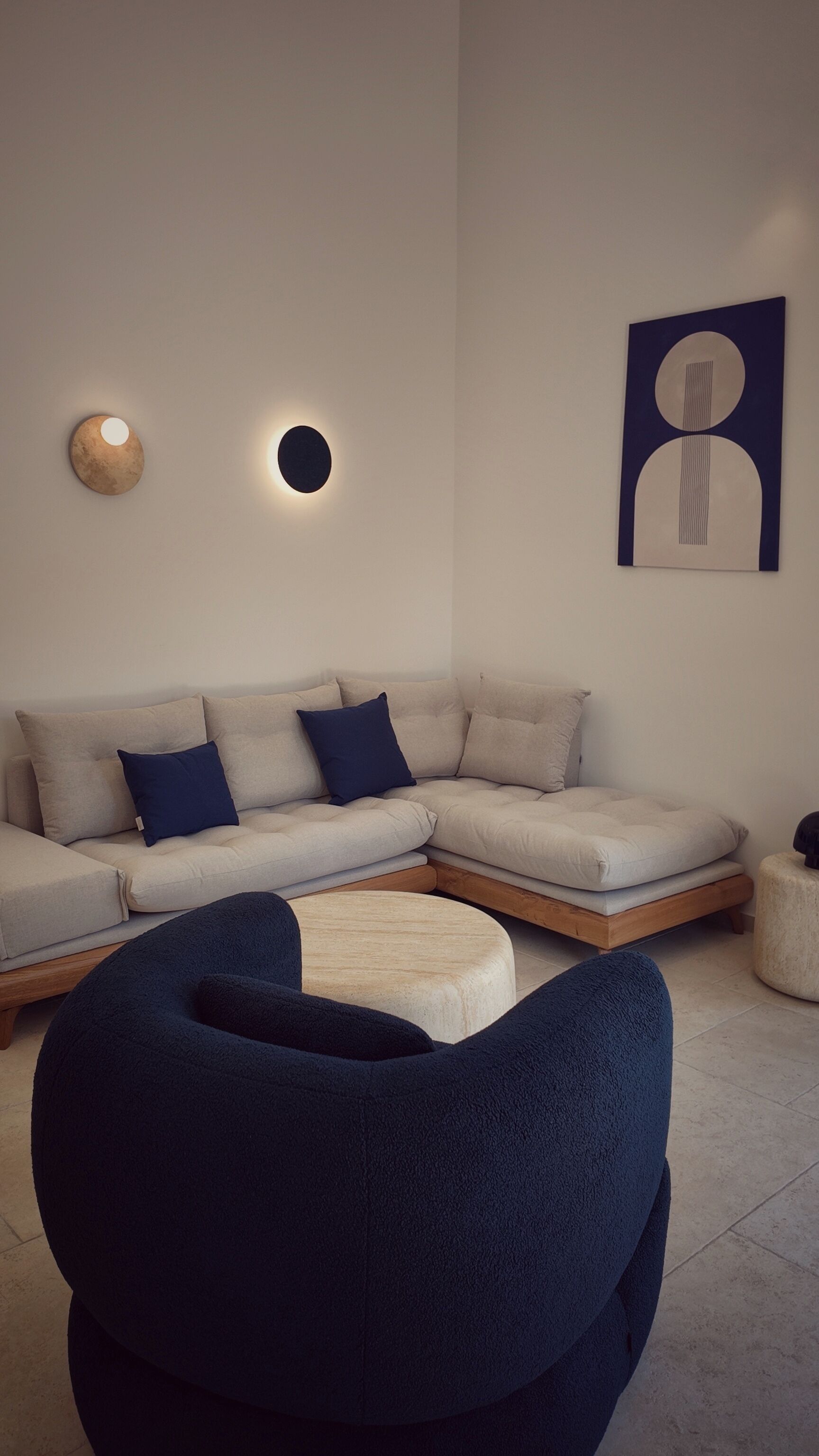 Villa Prestigio | Área de sala de estar | Televisión de pantalla plana de 50 pulgadas con canales vía satélite 