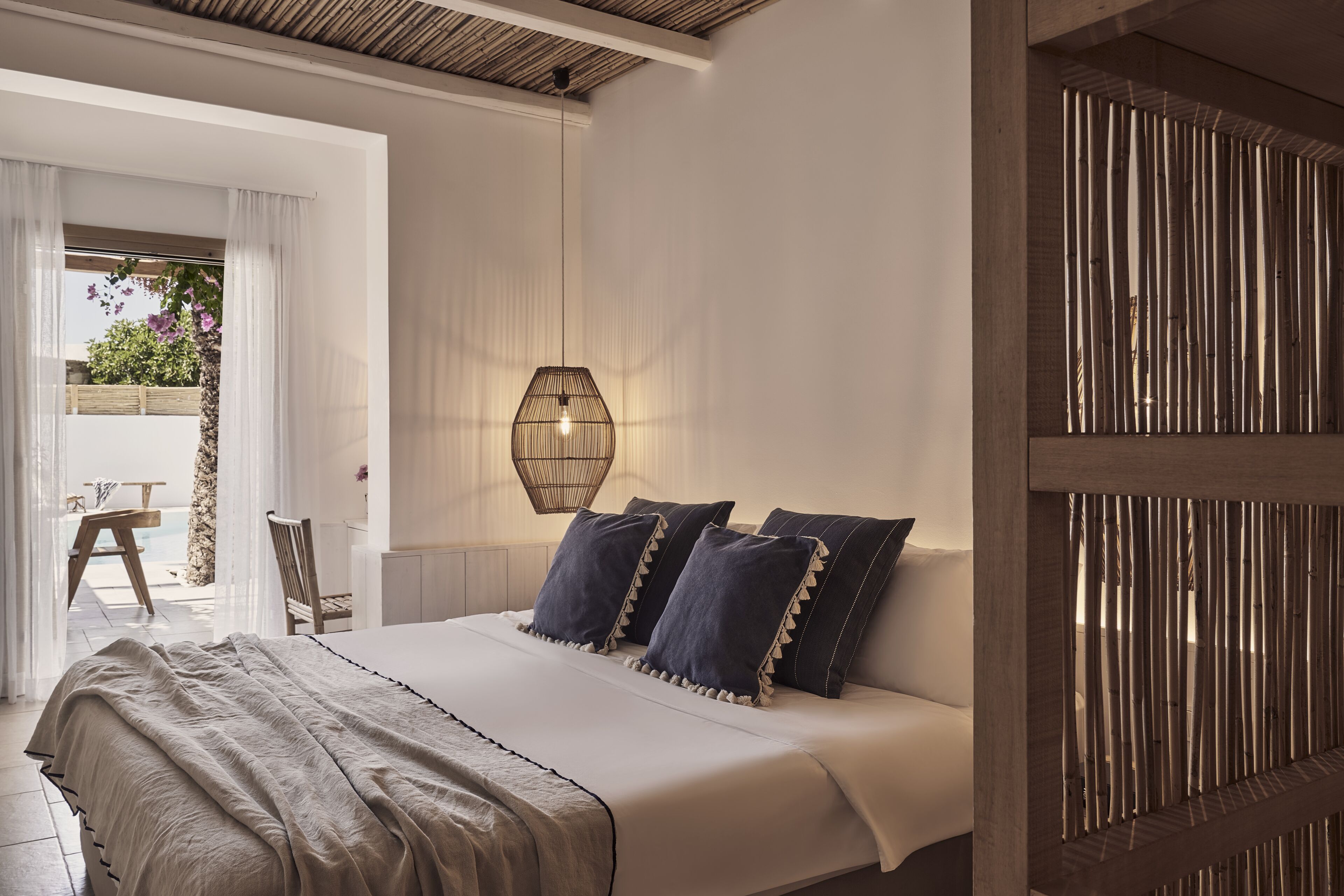 deluxe room | minibar, in-room safe, individually decorated, individually furnished