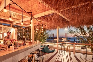 Se sirven desayunos y cocina mediterránea, con vista a la playa 